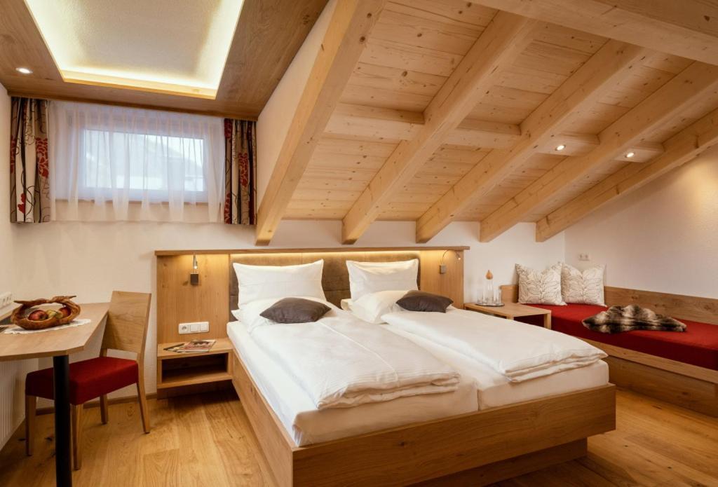 Dorfstube Hotel Holzgau Exterior photo