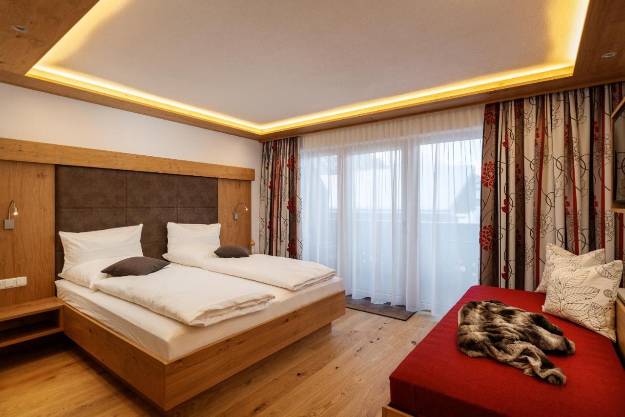 Dorfstube Hotel Holzgau Exterior photo